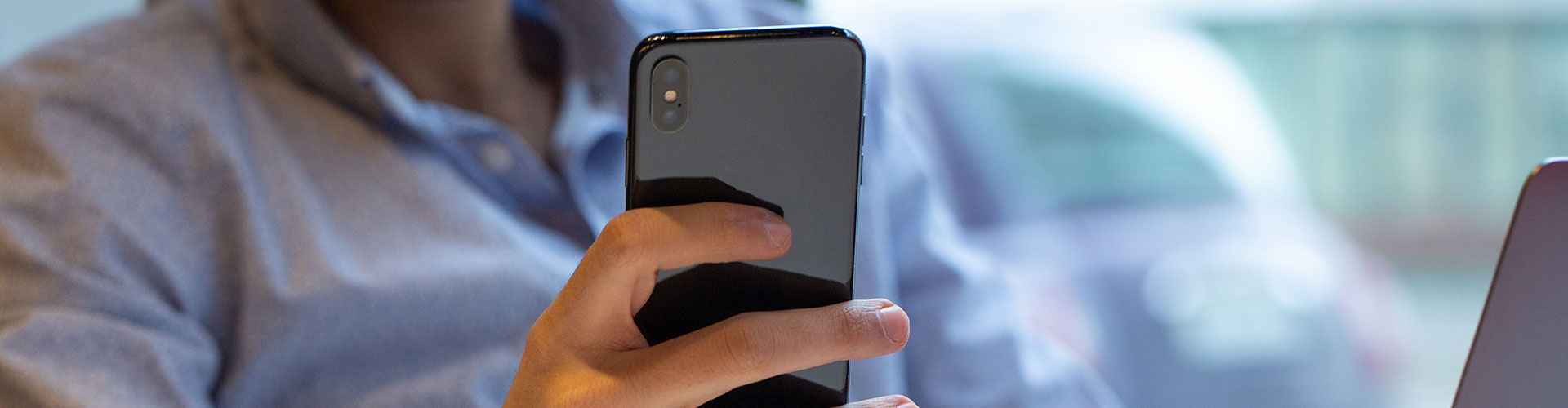 Person with smartphone | LGI