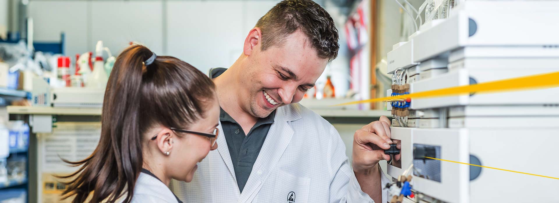 Two people are working on healthcare equipment | LGI